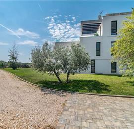 4 bedroom villa with pool near Pula, sleeps 8